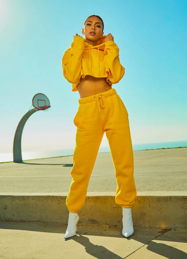 Total look jaune, chaque pièce reliée à sa boutique